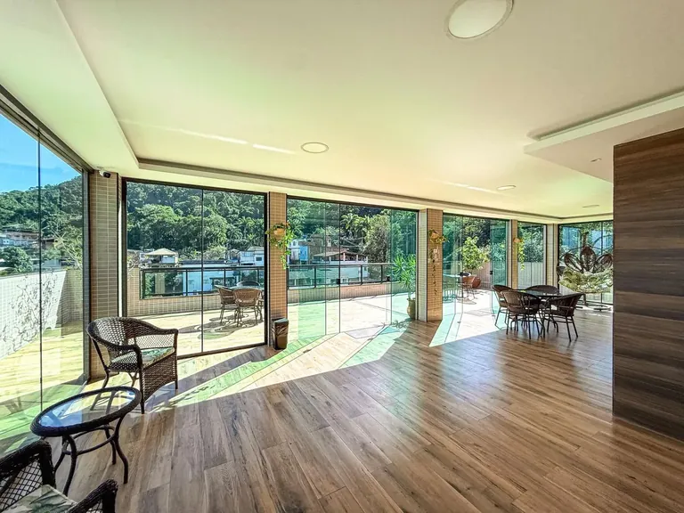 Salão panorâmico envidraçado integrado ao terraço da cobertura