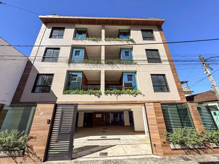 Fachada do edifício Solar Ilha de Cataguás, com varandas ajardinadas e revestimento em madeira